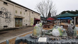 양곡창고에 양곡은 없고, 웬 책과 그림만 잔뜩