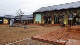 양곡창고에 양곡은 없고, 웬 책과 그림만 잔뜩