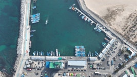 흐트러짐 없이 한 줄로... 바다 위의 주차장