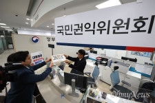 [오마이포토] 권익위 향한 질문... 대통령 부부는 성역인가