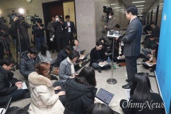 [오마이포토] 전략공관위 회의결과 브리핑하는 안규백