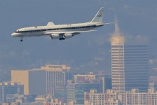 미 항공우주국 항공기가 서울 도심에 뜬 이유 [사진으로 보는 일주일]