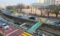 [사진] 새학년 등굣길 첫날, 눈에 띄는 노란 횡단보도