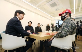 [오마이포토] 해병대 예비역 만난 조국 