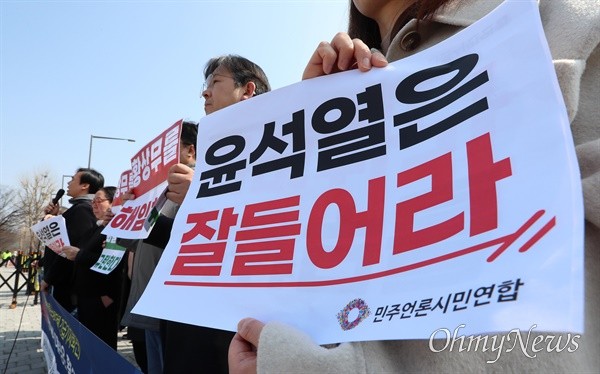 민형배 의원, 단식 8일차 중 심각한 상태로 병원 이송-윤석열 파면 요구 움직임 계속된다