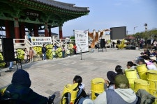 경주 황리단길에 등장한 대형 학... 핵발전 중단하라