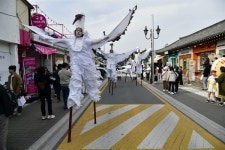 경주 황리단길에 등장한 대형 학... 핵발전 중단하라