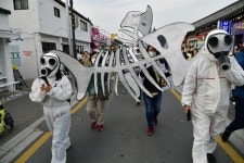 경주 황리단길에 등장한 대형 학... 핵발전 중단하라