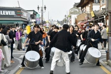 경주 황리단길에 등장한 대형 학... 핵발전 중단하라