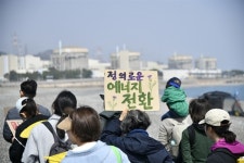 경주 황리단길에 등장한 대형 학... 핵발전 중단하라