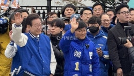 이재명 대표, 출근길 거제시민들과 악수