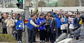 이재명 대표, 출근길 거제시민들과 악수
