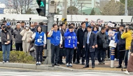이재명 대표, 출근길 거제시민들과 악수