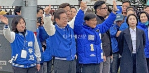 이재명 대표, 출근길 거제시민들과 악수