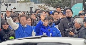 이재명 대표, 출근길 거제시민들과 악수