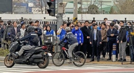 이재명 대표, 출근길 거제시민들과 악수