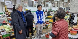 이재명 대표, 출근길 거제시민들과 악수