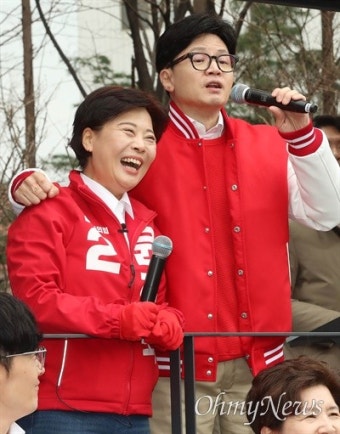 [오마이포토] 한동훈, 윤희숙 후보와 지지호소