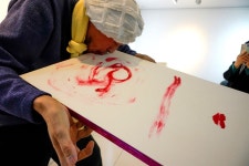 맨발, 신발, 손바닥... 온 몸으로 그린 그림들