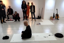 맨발, 신발, 손바닥... 온 몸으로 그린 그림들