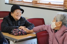 배우고 싶어 지팡이 짚고 오는데... 돈 없어 학교가 문 닫을 위기