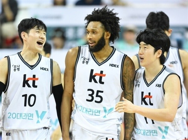 현대모비스, 현지선수 역대급 더블듀오로 정관장 완파하며 4강행 확정!