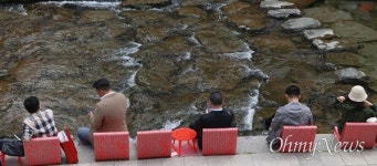 [오마이포토] 따뜻한 날씨에 청계천 물멍