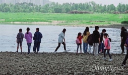 강가 뛰어놀며 물수제비... 흰목물떼새와 우린, 한 몸