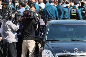 윤 대통령 장모 최은순, 기동대 3개 중대 경호속 가석방