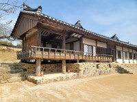 와가와 초가가 한데 어울려 한 폭의 그림 같아요