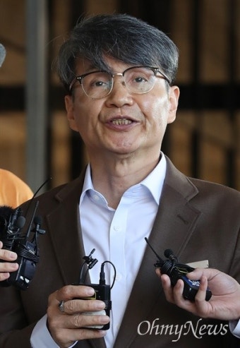 [오마이포토] 지지자와 인사 나누며 미소 짓는 최재영 목사