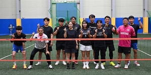 족구장에 모여 몸 푸는 사람들... 어라, 여자네?