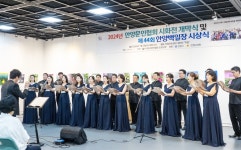 얼핏 보면 꽃밭인 시화전... 관람객들이 기뻐하길