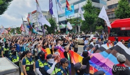 드디어 대전에서도... 중앙로 가득 메운 무지개 행렬