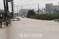 맨홀 뚜껑 어떻게 열리냐더니... 침수피해 농민, 공무원에 분통