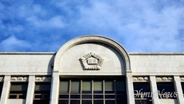 170억대 금전 사기 청연한방병원 대표원장, 로펌 4곳 대동하고 첫 공판 출석