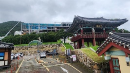 진남관 덧집 철거 중, 내년 초 보수 완료된 모습 본다