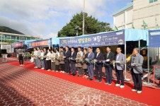 밤바다 배경에 포차와 공연 즐기는 삼천포 무대 개막