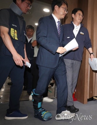 [오마이포토] 경찰 진압 과정에서 발목 부상 입은 박홍배 의원