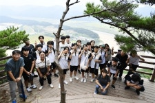 모래사장 걷던 아이들의 아파요... 그 말이 전해준 진실