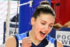 극과 극 빅토리아-유니, 외인 14명의 명암