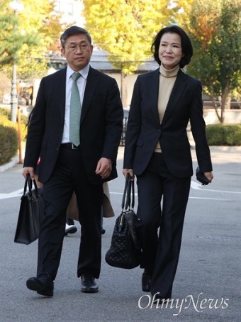 [오마이포토] 탄핵 심판정에서 '대한민국 헌법' 펼친 이진숙 방통위원장