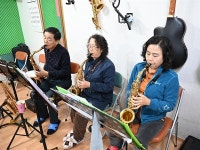 오후에 퍼지는 독특한 멜로디, 이 모임의 정체