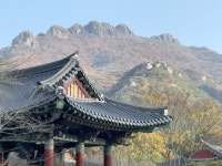 뛰다가 넘어진 장사 덕에 봉우리가 생겼다는 산