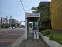 좁아지는 보행로, 끊어진 점자블록... 보행자 안전 위태