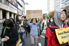 부산 해운대 백사장에 그려진 플라스틱 종식