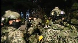 계엄군 몸으로 막은 시민들, 손가락 부러진 국회의원