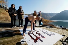 행위미술작품으로 시국선언하는 행위예술가들