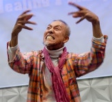 행위미술작품으로 시국선언하는 행위예술가들