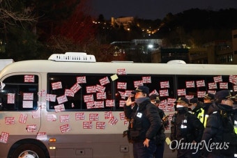 [오마이포토] 대통령 관저 앞 기습시위 벌이는 민주노총